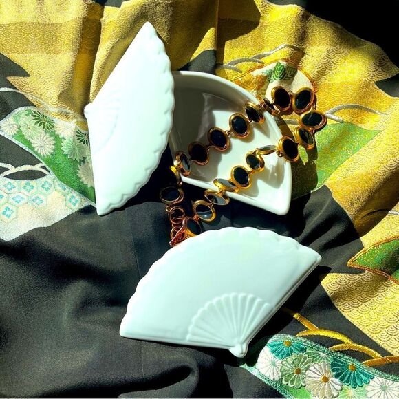 ♥️VINTAGE PAIR CHINOISERIE BONE WHITE FAN TRINKET DISHES GRAND MILLENNIAL DECOR - Picture 3 of 16